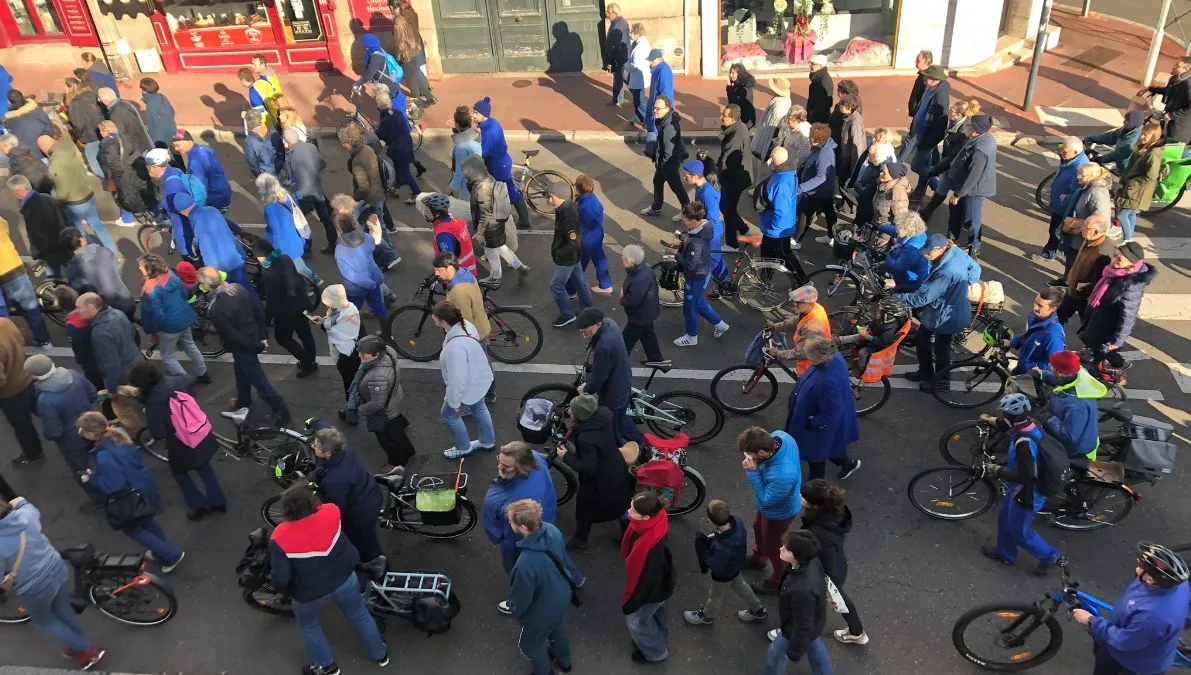 À Limoges, une marche bleue en mémoire de "l'homme en bleu" - ici