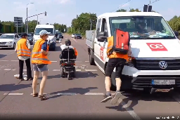 Autos als Waffe: Kleintransporter fährt in Halle einen Aktivisten der „Letzten Generation“ an