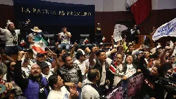 Mexique : des manifestants opposés à une réforme de la justice envahissent le Sénat