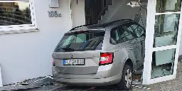 Gas mit Bremspedal verwechselt: Seniorin kracht mit Auto in Fürther Hauseingang