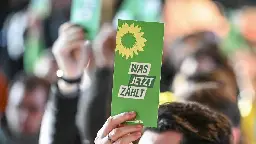 Brandenburger Grünen-Parteitag stimmt für AfD-Verbotsverfahren