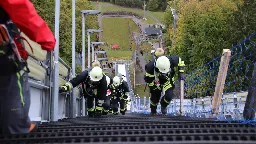 Feuerwehr am Limit: der Schanzenlauf in Oberstdorf