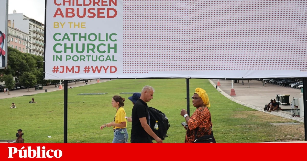 Câmara de Oeiras recolocou cartaz que denuncia abusos sexuais na Igreja Católica