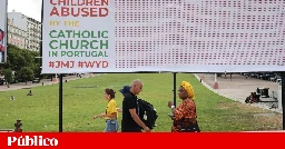 Câmara de Oeiras recolocou cartaz que denuncia abusos sexuais na Igreja Católica