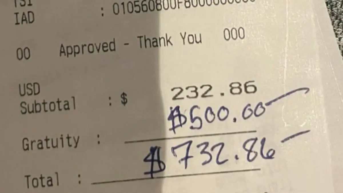 Theater district server is left stunned to find $500 tip from patron