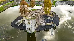 Archaeologist finds 500 year old board game in castle ruins