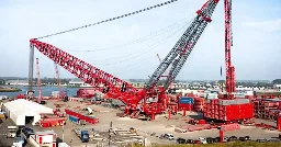 World's largest electric crane has MASSIVE 6,000 tonne lifting capacity