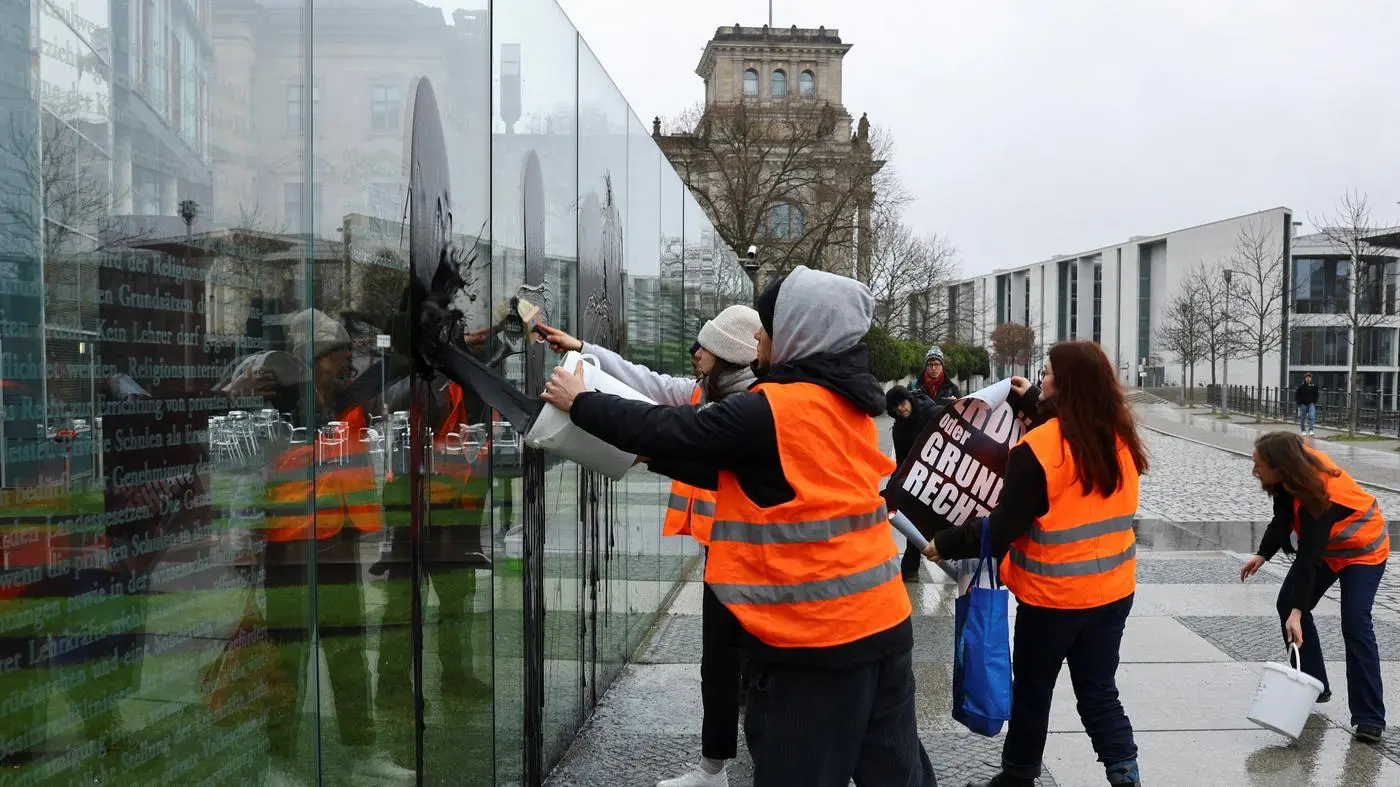 „Ein Regenguss hätte alles weggespült“: Klimaaktivistin nach Farbaktion am Berliner Grundgesetz-Denkmal freigesprochen