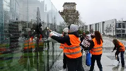 „Ein Regenguss hätte alles weggespült“: Klimaaktivistin nach Farbaktion am Berliner Grundgesetz-Denkmal freigesprochen