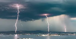 [Contenu détendu] Un triple éclair photographié dans l’Hérault. Les coulisses d’une image spectaculaire.