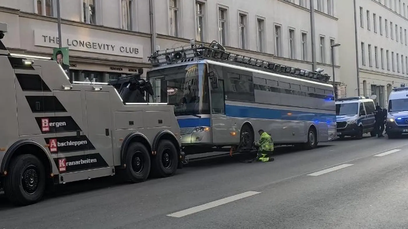 Demozug zum Konrad-Adenauer-Haus in Berlin: Polizei beschlagnahmt Protestbus des „Zentrum für Politische Schönheit“