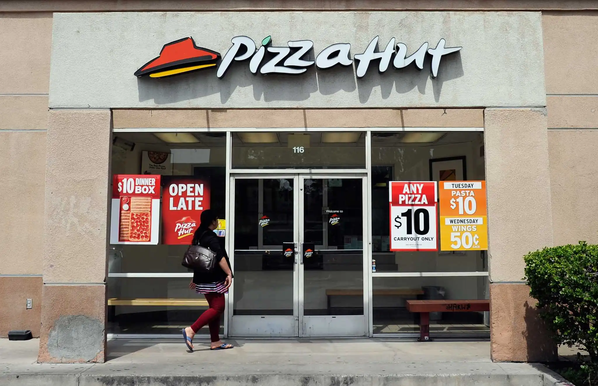 Pizza Hut franchises in California lay off all delivery drivers ahead of minimum wage increase