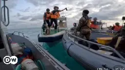 Auf See: Chinesische Soldaten drohen Filipinos mit Messern – DW – 20.06.2024