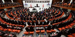 Türkischer Abgeordneter bricht nach Anti-Israel-Tirade zusammen