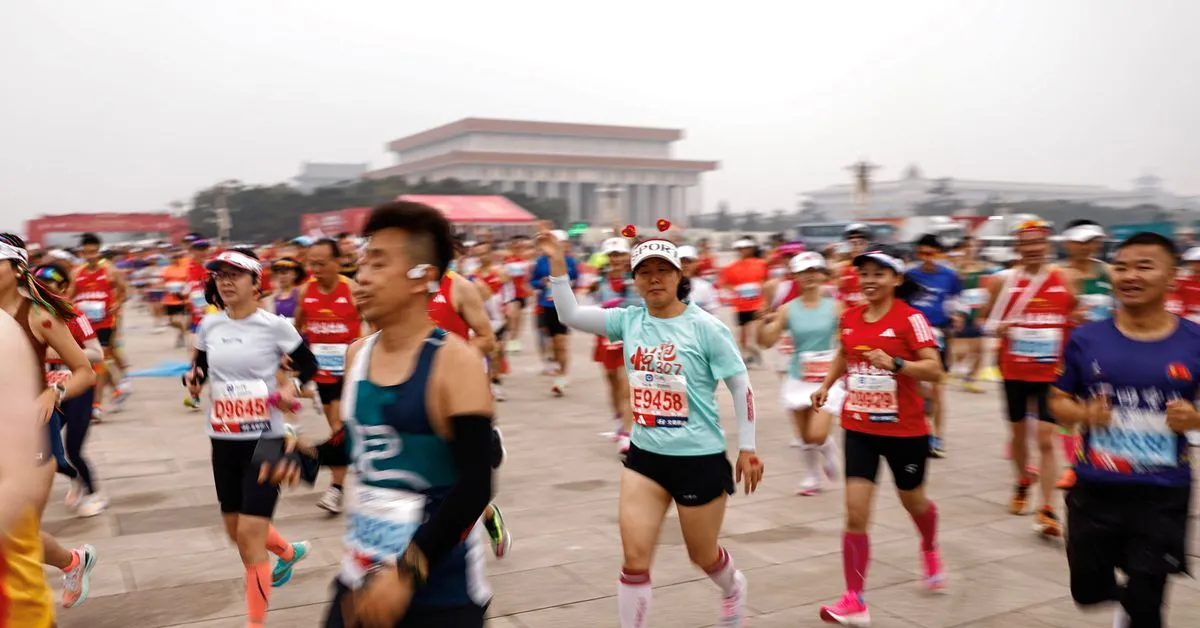 Marathoners in Beijing go maskless, unfazed by smog