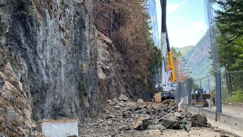 Rock slide closes Hwy. 4 between Oceanside and Port Alberni