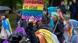 Bedrückende Szenen in Görlitz: Rechter Mob brüllt NSDAP-Parole bei Anti-CSD-Protest