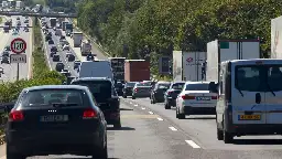 Straßenbelag auf A3 schmilzt: Autofahrer retten sich auf gesperrten Parkplatz