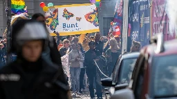 Erster CSD in Wismar: 2.100 Menschen feiern queere Community - Störaktionen von rechtsextremen Gruppierungen