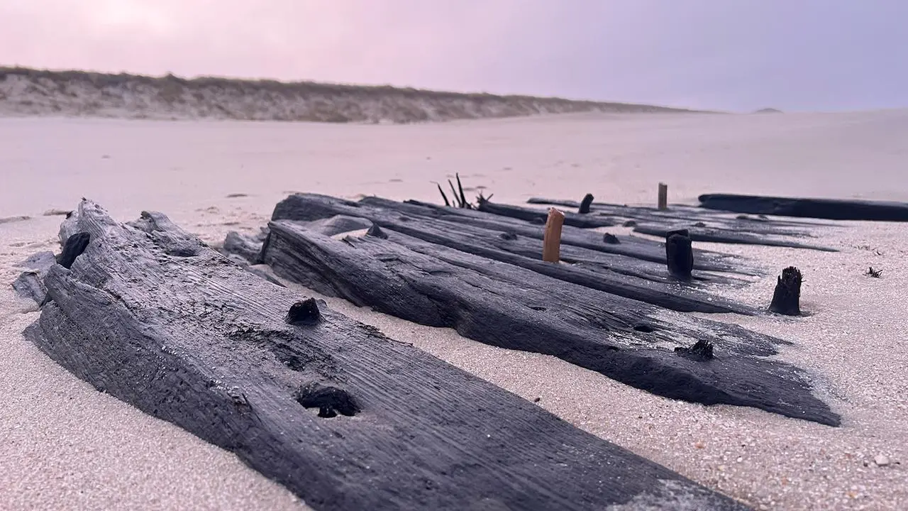 Schiffswrack an Sylter Strand freigespült