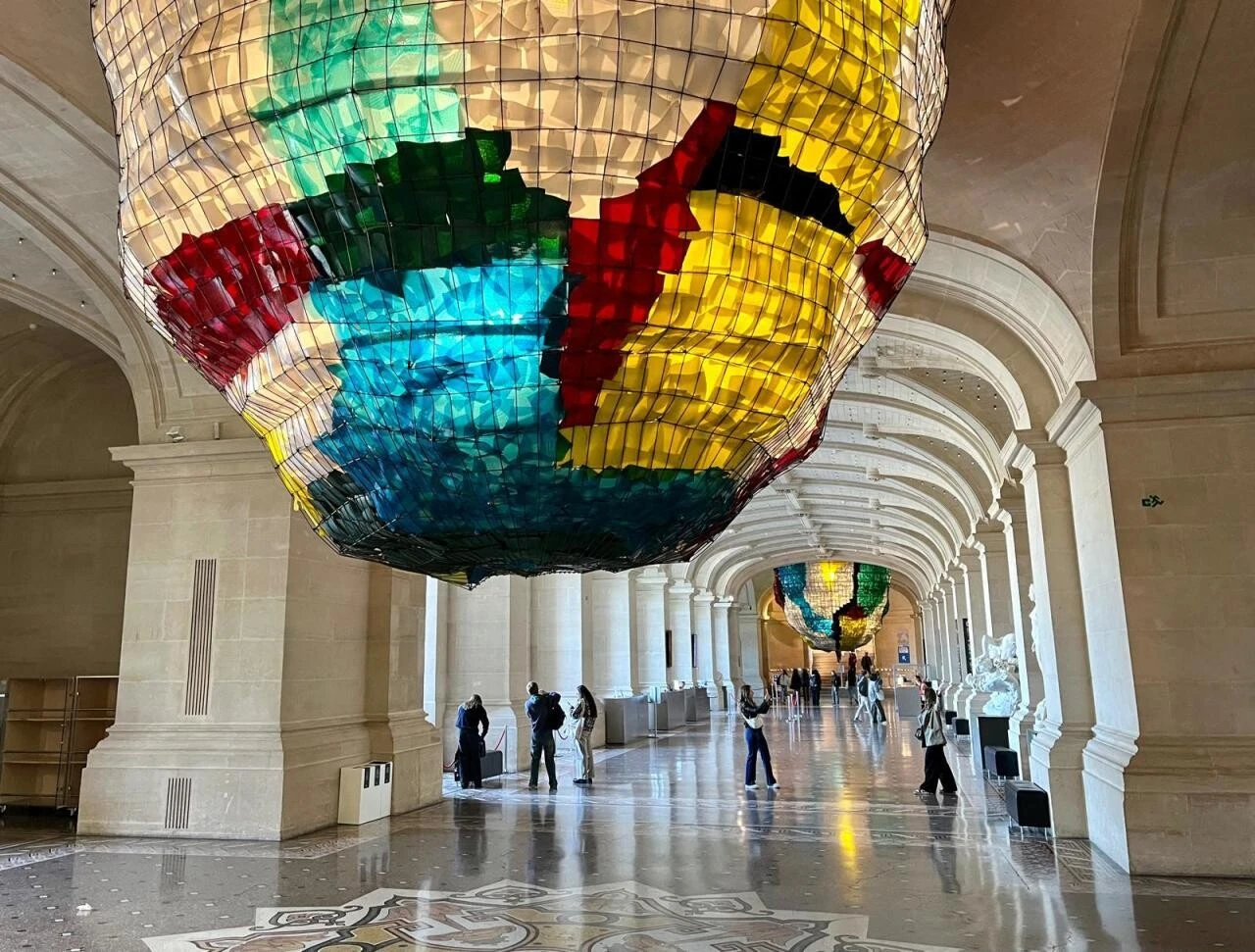 À Lille, c'est quoi ces grands lustres colorés dans la galerie d'entrée du Palais des Beaux-arts ?