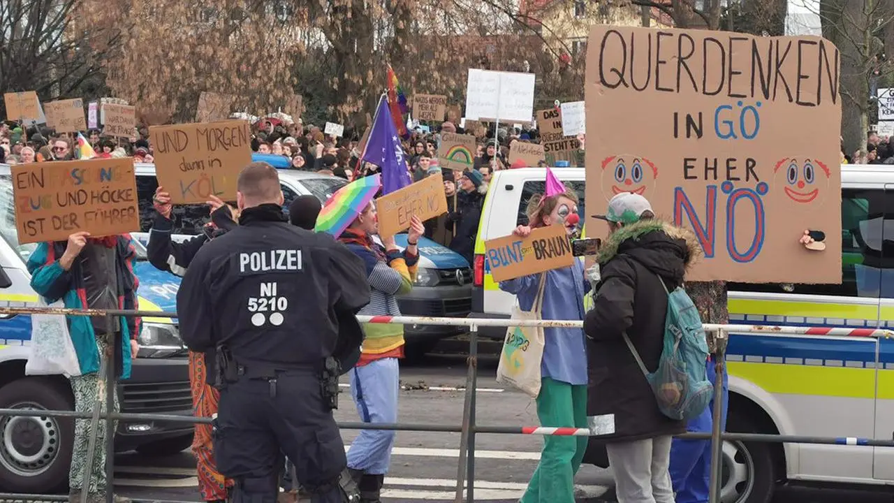 Tausende protestieren in Göttingen gegen "Querdenker"-Demo