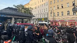 Böllerwürfe und Festnahmen: Hunderte Menschen bei verbotener israelfeindlicher Demo in Berlin-Neukölln