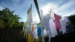 Wie sinnvoll ist es, Kleider zu lüften statt zu waschen?