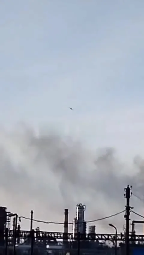 Watch A moment of Ukrainian drone's arrival at Ryazan oil refinery this morning  | Streamable