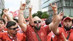 Türkischer Fanmarsch wegen "Wolfsgruß" beendet