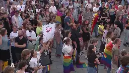 Rechte und linke Demonstranten bei CSD-Premiere in Albstadt - Polizei muss eingreifen