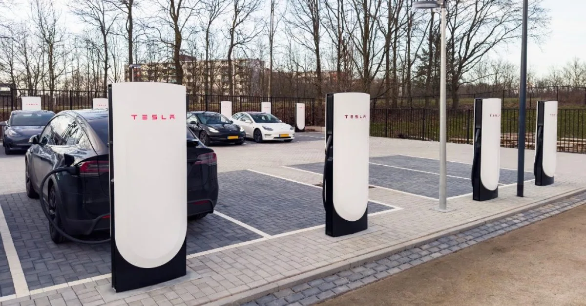 Tesla unveils V4 Supercharger with credit card reader, subsidy measure?