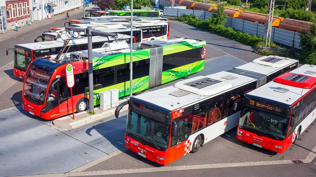 Neue Busse, Stadtbahnen und Bahnsteige: Niedersachsen investiert Rekordbetrag in den ÖPNV