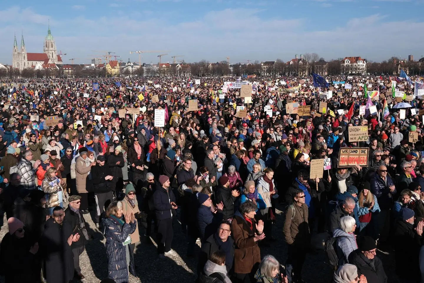 200,000 march against far right in Munich