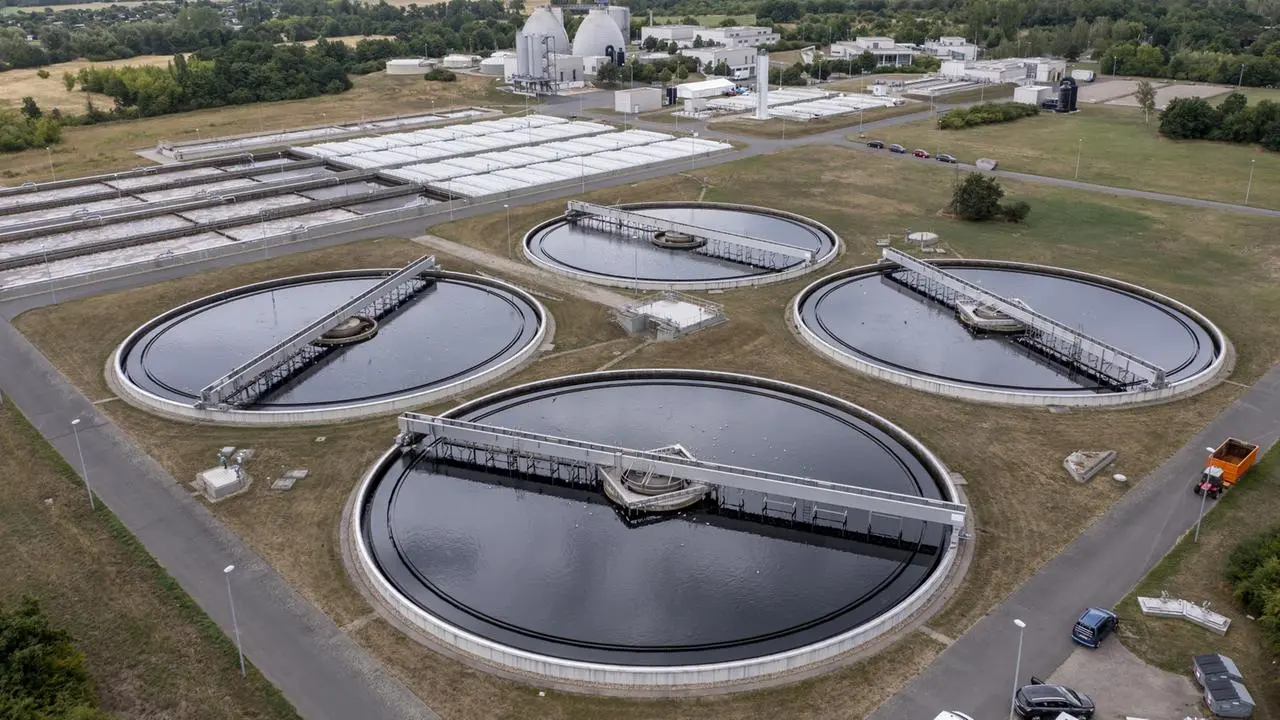 Rückstände in Gewässern: Industrie soll für Abwasserreinigung zahlen