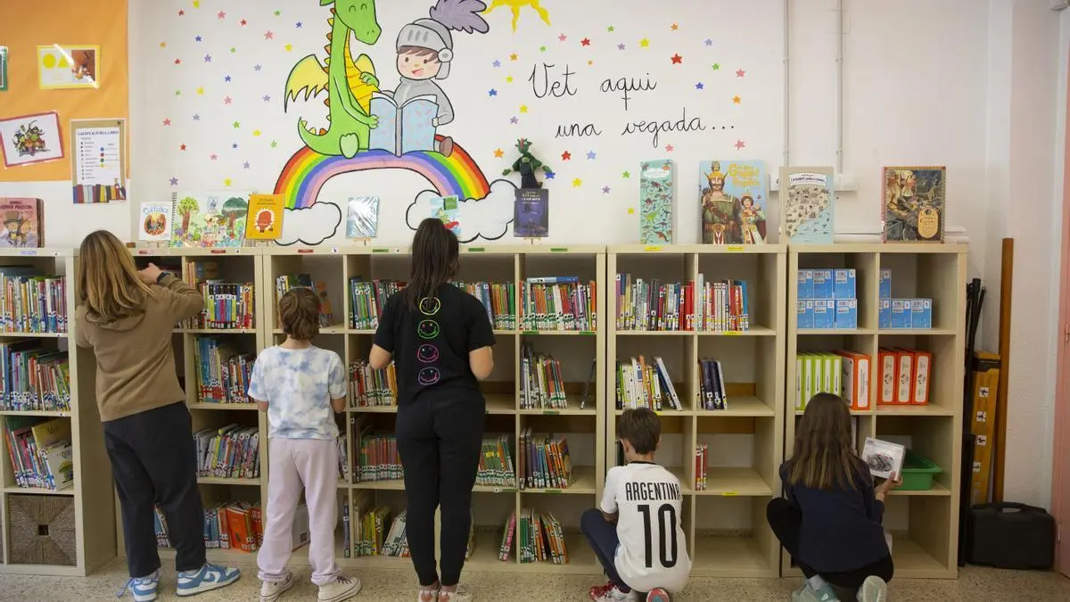 El plan de rescate de las bibliotecas escolares en Catalunya sigue sin llegar a los centros: ¿qué ha pasado con el proyecto?