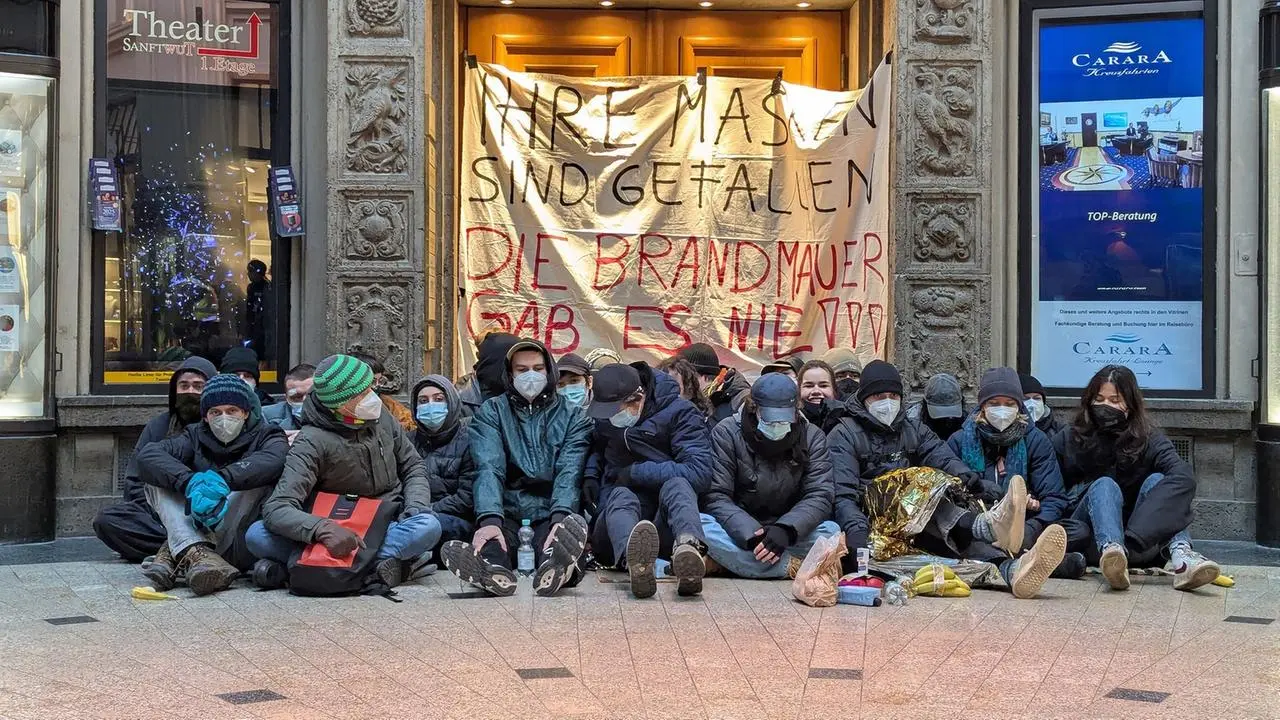 Sachsen: Linksradikale Aktivisten blockieren CDU-Büro in Leipziger Mädler-Passage