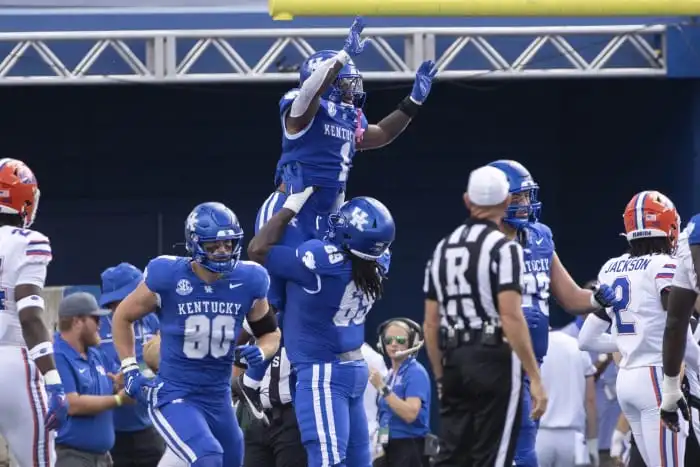 Ray Davis rushes for career-high 280 yards and scores 4 TDs, Kentucky dominates No. 22 Florida 33-14