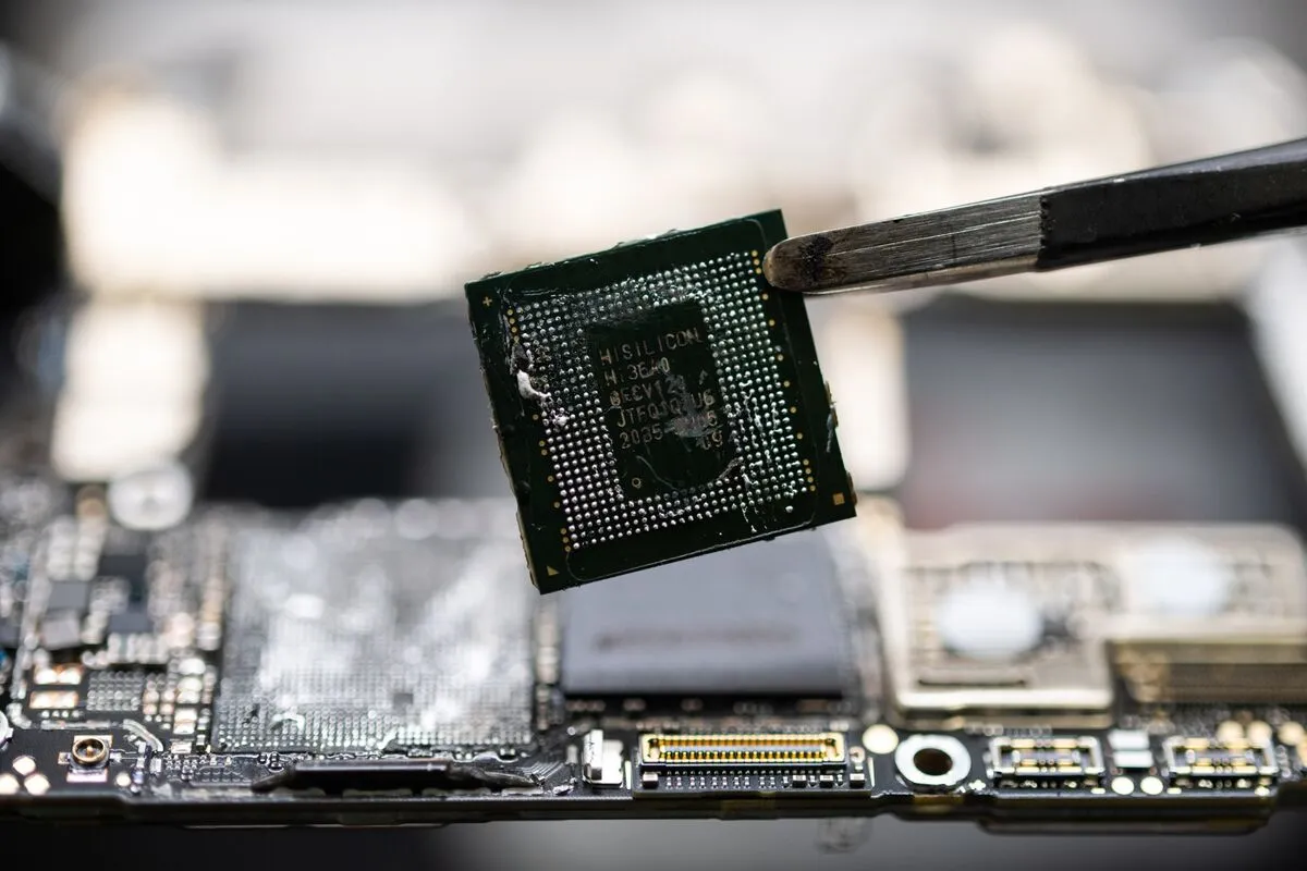 Huawei Teardown Shows Chip Breakthrough in Blow to US Sanctions