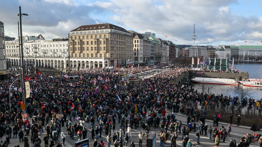 Deutlich mehr als erwartet: 20.000 Menschen bei Demo gegen AfD in Hamburg