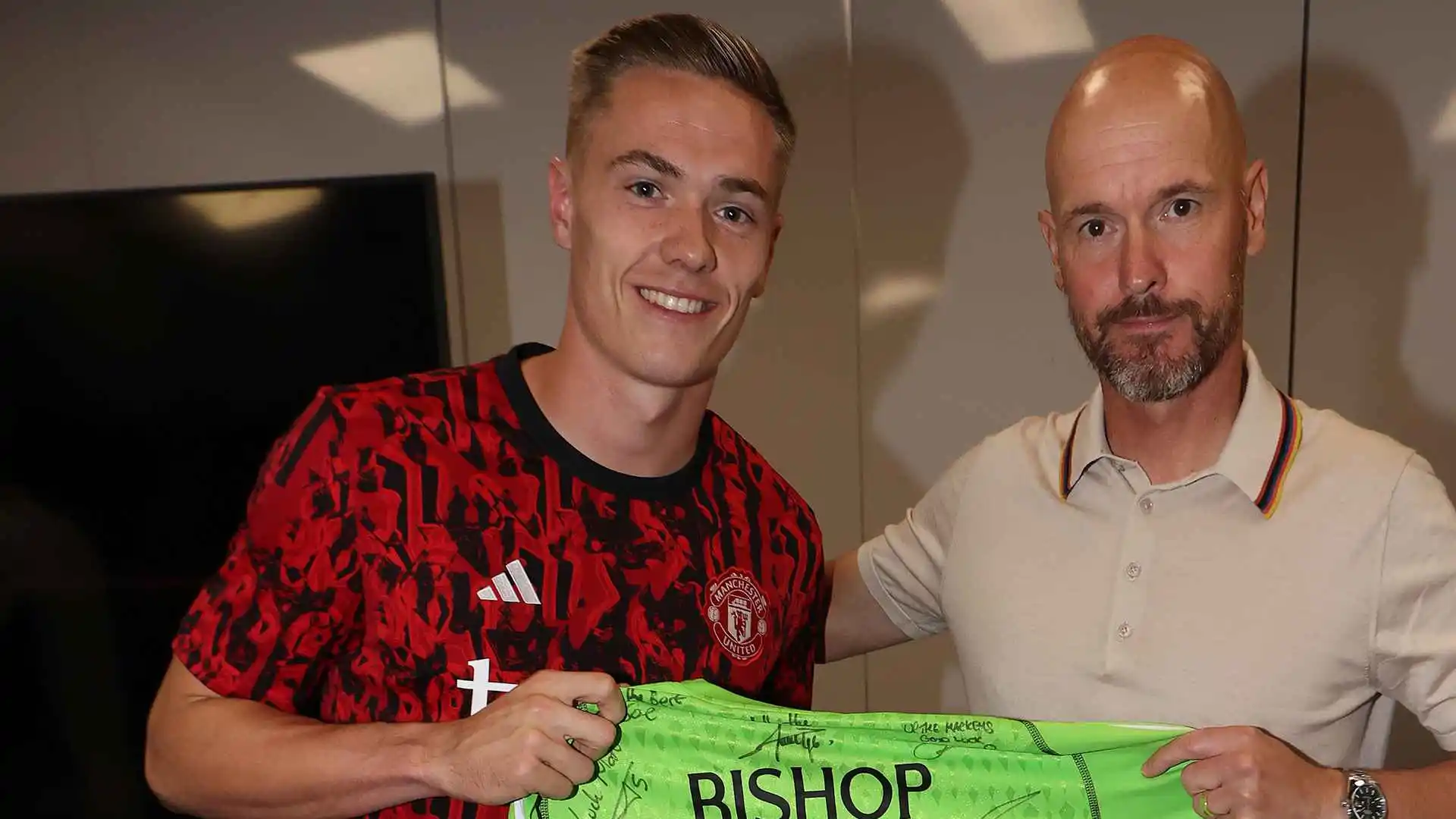 Bishop leaves Man Utd for Sunderland