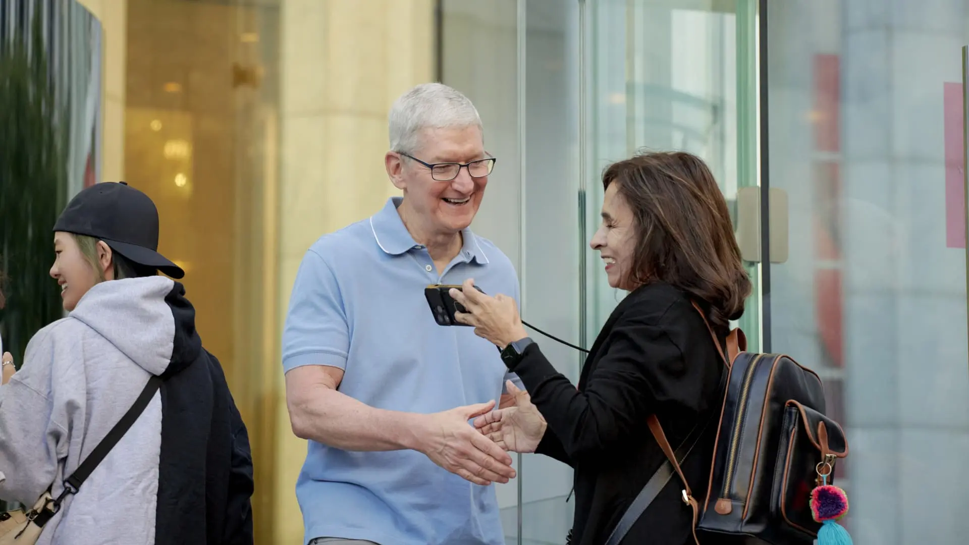 Apple expected to post fourth consecutive quarterly sales decline Thursday