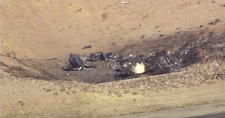 Arizona plane crash kills at least 2 people after midair collision - National | Globalnews.ca