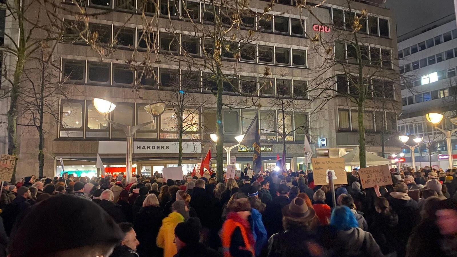 „Wir sind die Brandmauer“: So viele kamen zur Duisburger Demo